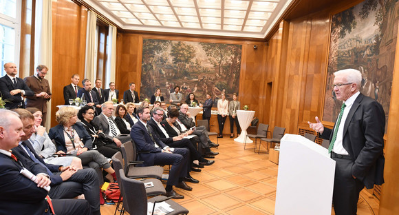 Weiterbildung Auftakt zur Intersectoral School of Governance Baden-Württemberg Begrüßung der Gäste durch Ministerpräsident Winfried Kretschmann (Bild: Staatsministerium Baden-Württemberg)