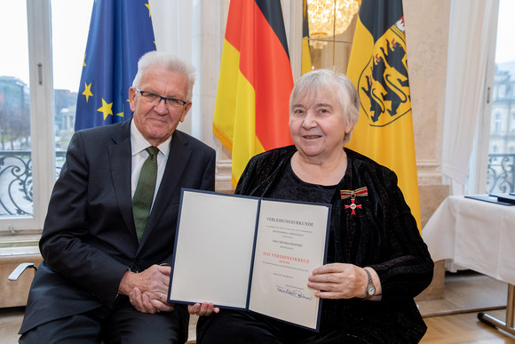 Tag des Ehrenamtes Kretschmann würdigt besonderes ehrenamtliches Engagement Ministerpräsident Winfried Kretschmann (l.) und Viktoria Graenert (r.) (Bild: Staatsministerium Baden-Württemberg)