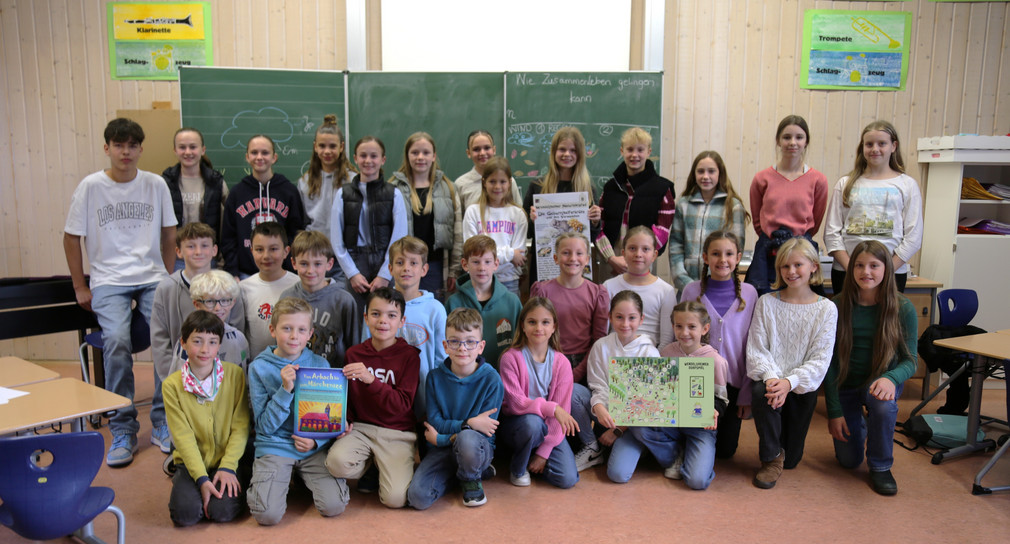 Schülerpreis: Die Schülerinnen und Schüler der Klassen 4 der Schuljahre 2020/21 und 2022/23 der Grundschule Wendelsheim