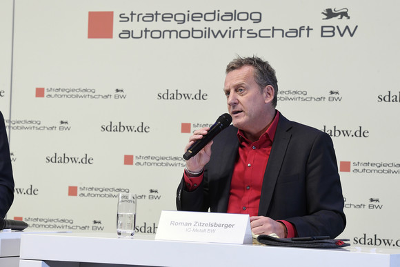 Top-Level-Meeting Fünfte Jahresveranstaltung des Strategiedialogs Automobilwirtschaft Roman Zitzelsberger, Bezirksleiter der IG Metall Baden-Württemberg, spricht auf der Pressekonferenz bei der fünften Jahresveranstaltung des Strategiedialogs Automobilwirtschaft.