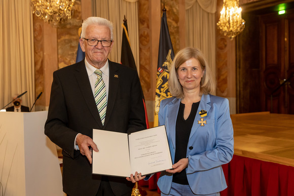 Auszeichnung Verdienstorden des Landes an 21 verdiente Persönlichkeiten Ministerpräsident Winfried Kretschmann (l.) und Dr. Ulrike Groos (r.)