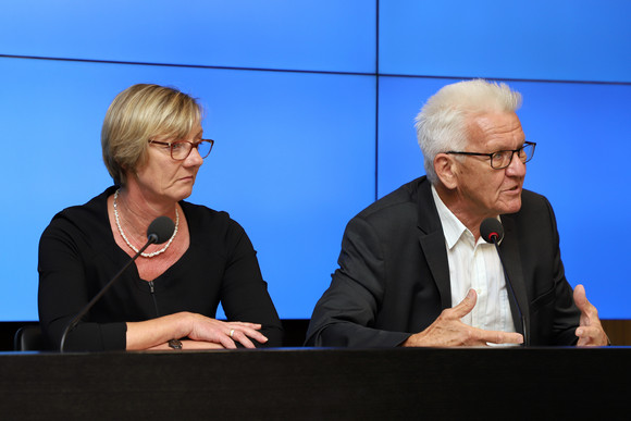 Pressekonferenz Optimierte Kostensteuerung im staatlichen Hochbau Ministerpräsident Winfried Kretschmann (r.) und Finanzministerin Edith Sitzmann (l.)