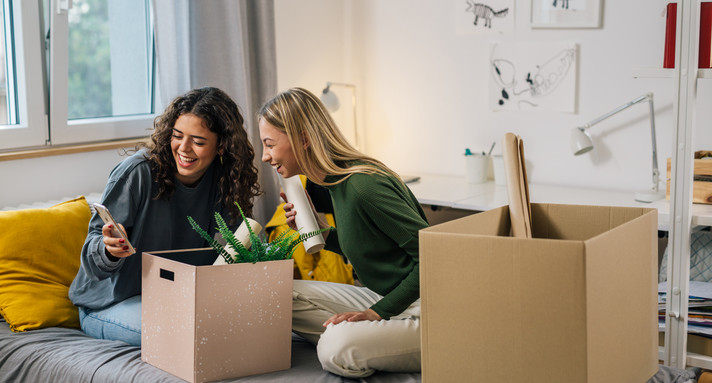 Junge Studentinnen beim Umzug