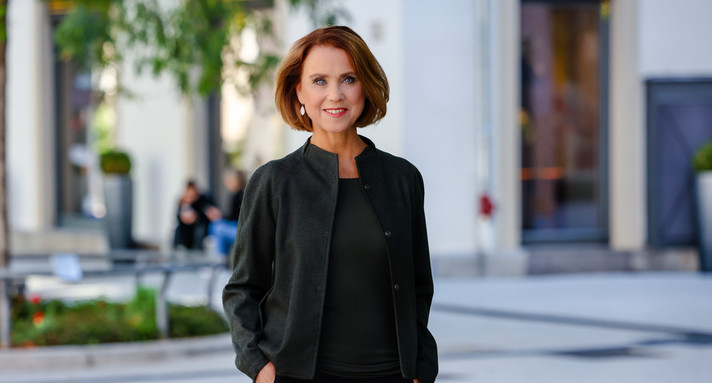 Wissenschaftsministerin Petra Olschowski steht in der Fußgängerzone vor dem Ministerium