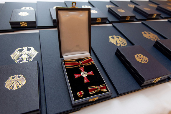Tag des Ehrenamtes Kretschmann würdigt besonderes ehrenamtliches Engagement Verdienstkreuz am Bande des Verdienstordens der Bundesrepublik Deutschland (Bild: Staatsministerium Baden-Württemberg)