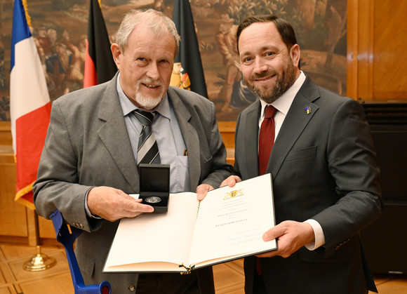 Europa Staufermedaille für Verdienste um europäischen Zusammenhalt Staatssekretär Florian Hassler (rechts) und Manfred Schmieder (links)