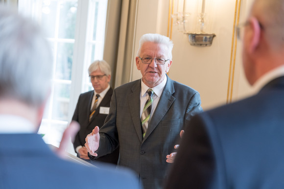 Auszeichnung Verdienstkreuz am Bande für Uwe Hück Ministerpräsident Winfried Kretschmann