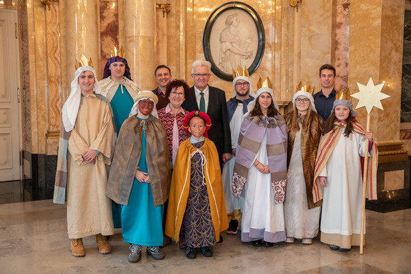 Tradition Kretschmann empfängt Sternsingergruppen Ministerpräsident Winfried Kretschmann und seine Frau Gerlinde (M.) mit den Sternsingern von St. Katharina (Sandweier) (Bild: Staatsministerium Baden-Württemberg)