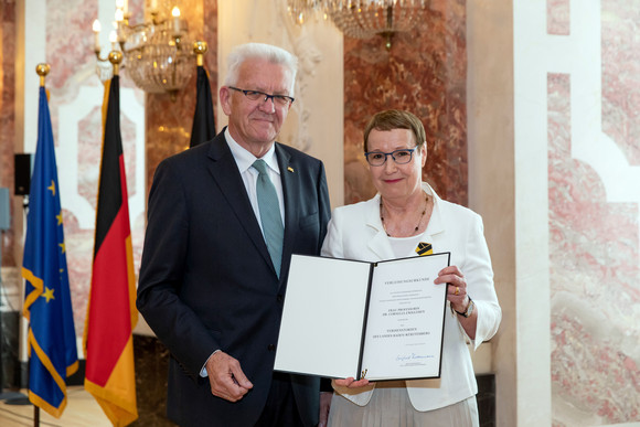 Auszeichnung Verdienstorden des Landes an 18 verdiente Persönlichkeiten Ministerpräsident Winfried Kretschmann (l.) und Prof. Dr. Cornelia Ewigleben (r.) (Bild: Staatsministerium Baden-Württemberg)