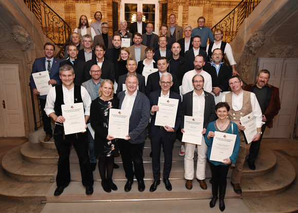 Denkmalpflege Bundespreis für Handwerk in der Denkmalpflege Die Preisträgerinnen und Preisträger des Bundespreises für Handwerk in der Denkmalpflege im Neuen Schloss in Stuttgart (Bild: Franziska Kraufmann / Deutsche Stiftung Denkmalschutz)