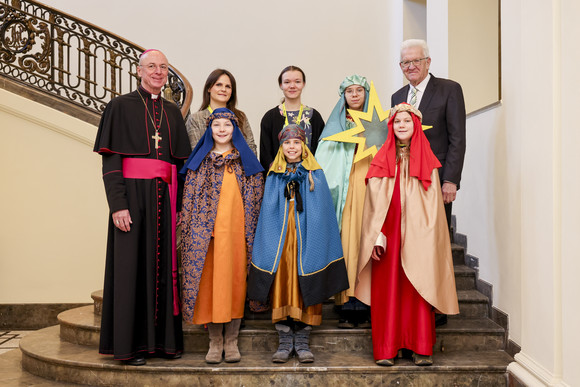 Aktion Dreikönigssingen Kretschmann empfängt Sternsingergruppen Ministerpräsident Winfried Kretschmann mit der Sternsingergruppe der Seelsorgeeinheit CleBoRA St. Bonifatius Rutesheim, Diözese Rottenburg-Stuttgart