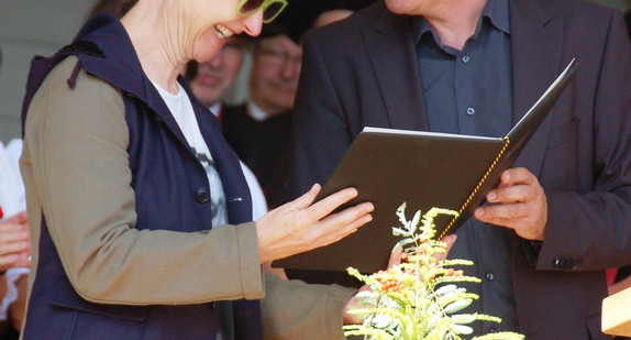Karin Sander erhält den Hans-Thoma-Preis 2011: Staatssekretär Jürgen Walter überreicht Karin Sander die Preisträgerurkunde. Quelle: Kathrin Blum