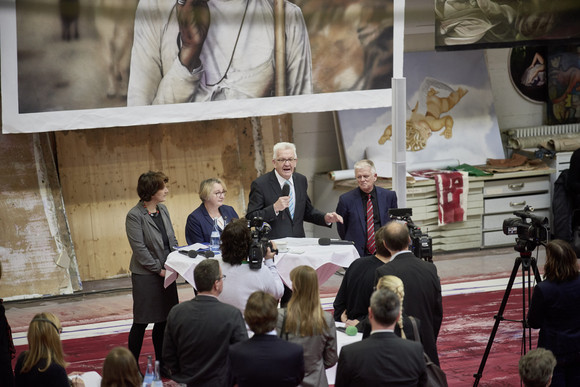 Pressegespräch Land und Stadt stellen sich der Jahrhundertaufgabe Opernsanierung v.l.n.r.: Staatssekretärin im Ministerium für Finanzen, Gisela Splett, Ministerin für Wissenschaft Forschung und Kunst, Theresia Bauer, Ministerpräsident Winfried Kretschmann und Stuttgarts Oberbürgermeister Fritz Kuhn vor Pressevertretern (Foto: Martin Sigmund)