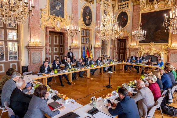 Landesregierung Auswärtige Kabinettssitzung in Rastatt Auswärtige Kabinettssitzung im Residenzschloss Rastatt