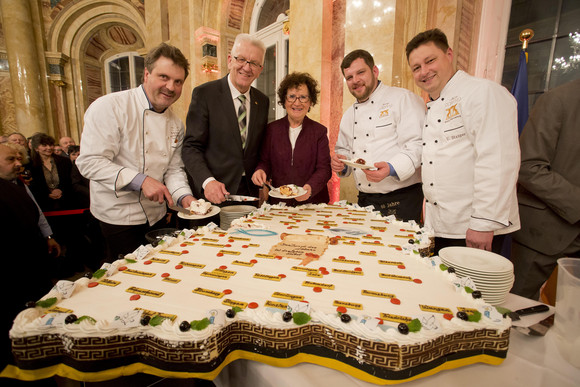 Empfang Neujahrsempfang der Landesregierung Ministerpräsident Winfried Kretschmann und Ehefrau Gerlinde (M.) beim Anschnitt einer Baden-Württemberg-Torte