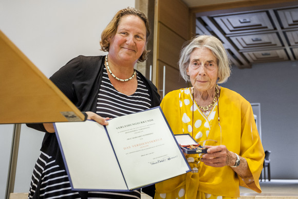 Auszeichnung Verdienstkreuz am Bande für Peggy Schmihing Staatssekretärin Theresa Schopper (l.) und Peggy Schmihing (r.)