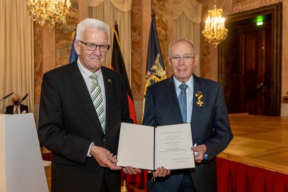 Auszeichnung Verdienstorden des Landes an 21 verdiente Persönlichkeiten Ministerpräsident Winfried Kretschmann (l.) und Roland Sing (r.)