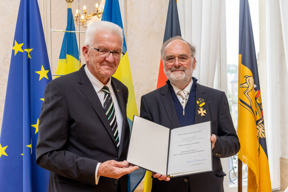 Auszeichnung Verdienstorden des Landes an 22 verdiente Persönlichkeiten Ministerpräsident Winfried Kretschmann (links) und Werner Knubben (rechts)