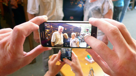 Sommertour Kretschmann wandert mit Bürgerinnen und Bürgern Kirchheimer Weindorf: Ministerpräsident Winfried Kretschmann (l.) wird gemeinsam mit zwei Frauen mit Smartphones fotografiert