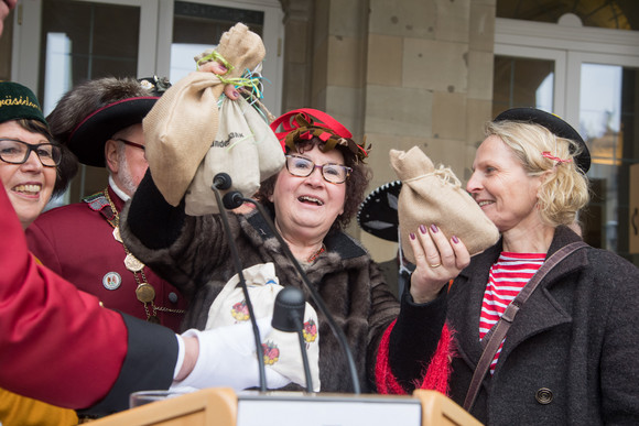 Fastnacht Närrischer Staatsempfang der Landesregierung Gerlinde Kretschmann (M.) übergibt die Spende der Narren an Michaela Müller (r.), Leiterin des Kinder- und Jugendhospizes Stuttgart.