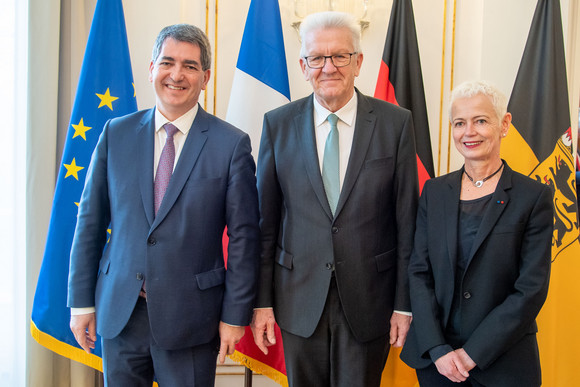 Konferenz Grenzüberschreitende Zusammenarbeit mit der Région Grand Est Ministerpräsident Winfried Kretschmann (M.) mit dem Präsidenten der Région Grand Est, Jean Rottner (l.), und der Präsidentin des Departementalrates Haut-Rhin, Brigitte Klinkert (r.) (Bild: Staatsministerium Baden-Württemberg)