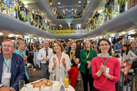 Wissenschaftsministerin Petra Olschowski und Bettina Gräfin Bernadotte mit Laureaten und Nachwuchsforschenden auf dem Schiff "MS Sonnenkönigin".