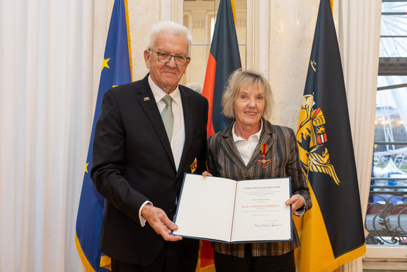 Ministerpräsident Winfried Kretschmann (links) und Loretta Bös (rechts)