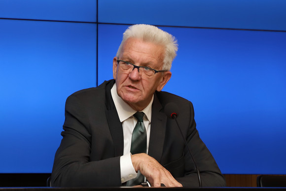 Pressekonferenz Kabinett beschließt Nachtragshaushalt 2018/19 Ministerpräsident Winfried Kretschmann (Bild: Staatsministerium Baden-Württemberg)