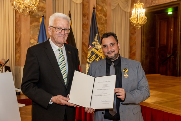 Auszeichnung Verdienstorden des Landes an 21 verdiente Persönlichkeiten Ministerpräsident Winfried Kretschmann (l.) und Marco-Sharif Khan (r.)