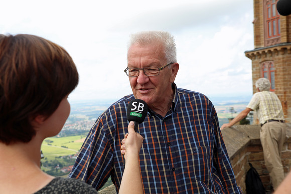 Sommertour Kretschmann wandert mit Bürgerinnen und Bürgern Burg Hohenzollern: Ministerpräsident Winfried Kretschmann (r.) beim Interview mit einer Reporterin
