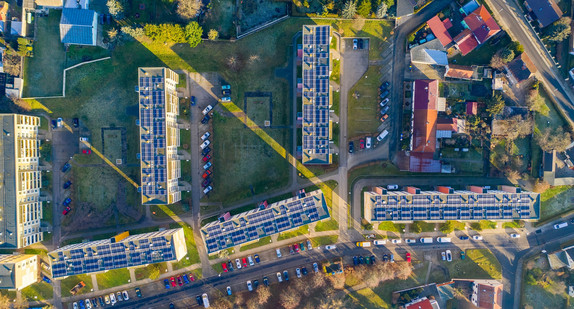 Symbolbild: Solaranlagen auf einem Gebäudekomplex