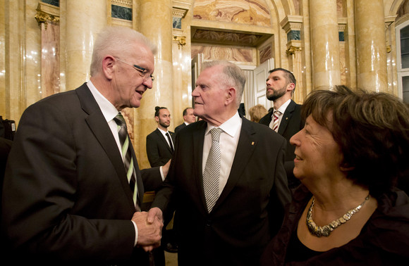 Empfang Neujahrsempfang der Landesregierung Ministerpräsident Winfried Kretschmann (l.) und sein Amtsvorgänger Erwin Teufel (M.) und dessen Ehefrau Edeltraud (r.)