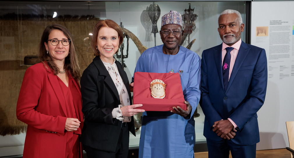 Übergabe der Elfenbeinmaske der Königinmutter Idia an die Vertreter Nigerias 