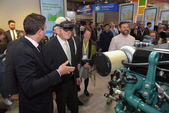 Wirtschaft Kretschmann besucht Hannover Messe Ministerpräsident Winfried Kretschmann (Mitte) am Stand von Microsoft