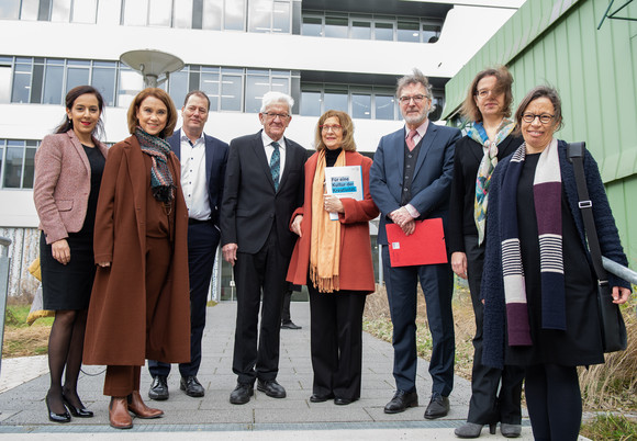 Hoschschulen Ministerin besucht Universität Konstanz Hier sehen Sie Ministerin Olschowski und Ministerpräsident Kretschmann bei der Besichtigung der Universität Konstanz