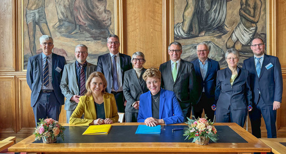 Gruppenbild bei Unterzeichnung eines Momorandum Of Understanding an der Universität Zürich