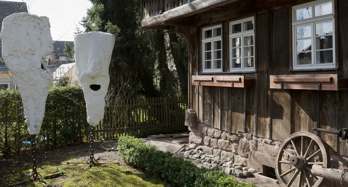 Heimatmuseum "Schwarzes Tor", Außenanlage
Franz West
Brückenköpfe (Lemuren) I und II
