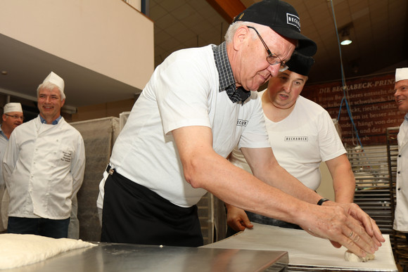 Sommertour Kretschmann wandert mit Bürgerinnen und Bürgern Römersteiner Bäckerei „Becka Beck“: Ministerpräsident Winfried Kretschmann (M.)