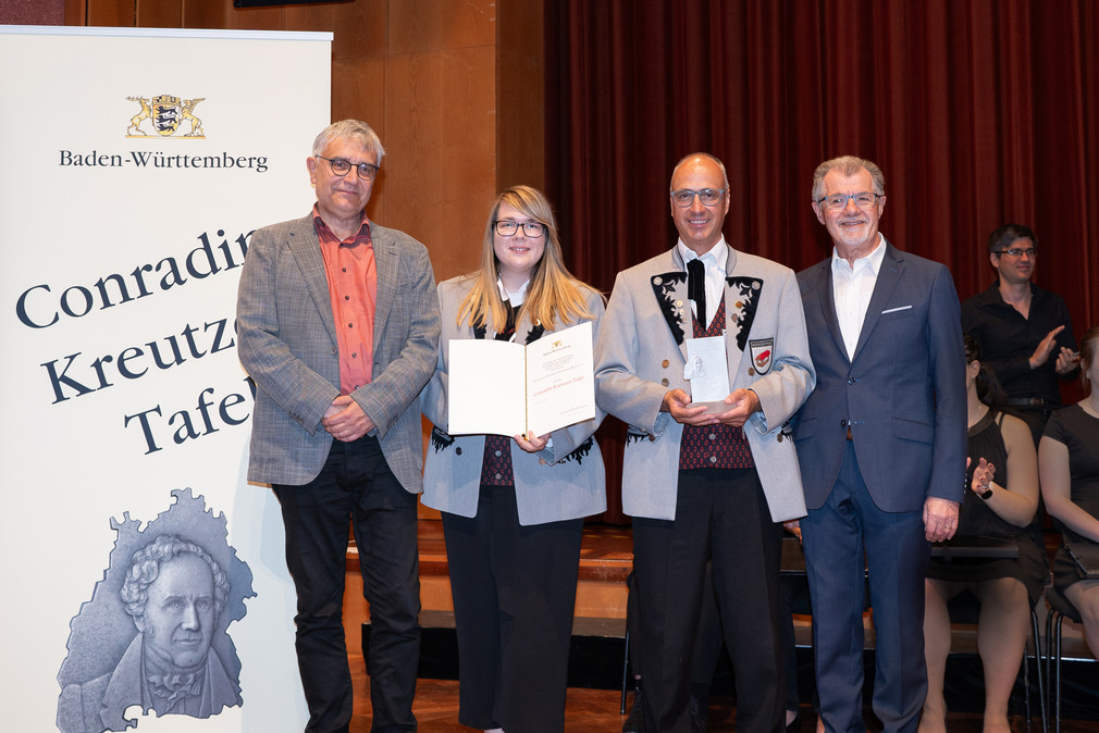 Staatssekretär Arne Braun eehrt 16 Amateurmusik-Vereine mit der Conradin-Kreutzer-Tafel