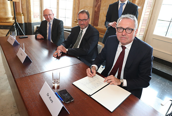 Ausbildung Neues Ausbildungsbündnis unterzeichnet Dr. Peter Kurz, Präsident des Städtetags Baden-Württemberg, bei der Unterzeichnung des Bündnisses (Bild: Staatsministerium Baden-Württemberg)