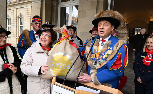 Fastnacht Närrischer Staatsempfang der Landesregierung Gerlinde Kretschmann (links) und Rainer Hespeler (rechts), Präsident der Narrenvereinigung Bodensee-Hegau, bei der Spendenübergabe