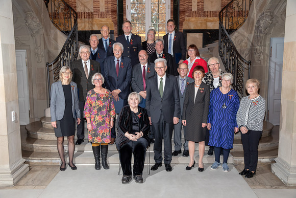 Tag des Ehrenamtes Kretschmann würdigt besonderes ehrenamtliches Engagement Gruppenbild mit Ministerpräsident Winfried Kretschmann (M.) und den Ordensträgerinnen und -trägern (Bild: Staatsministerium Baden-Württemberg)