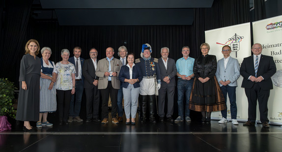 Gruppenbild der Geehrten mit Ministerin Olschowski