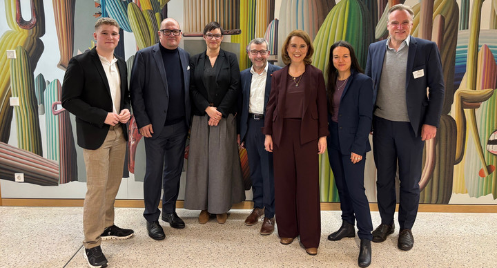 Die Teilnehmerinnen und Teilnehmer des Mannheimer Podiums (v.l.n.r.):   Quentin Gärtner, Erstsemester Uni Heidelberg, Moderator Andreas Sentker, DIE ZEIT, Prof. Dr. Nicole Deitelhoff, Leibniz-Institut für Friedens- und Konfliktforschung / Goethe-Uni Frankfurt, Prof. Dr. Walter Rosenthal, Präsident der Hochschulrektorenkonferenz, Baden-Württembergs Wissenschaftsministerin Petra Olschowski, Jun.-Prof. Dr. Amrei Bahr, Uni Stuttgart, Prof. Dr. Sven Reichardt, Uni Konstanz. 