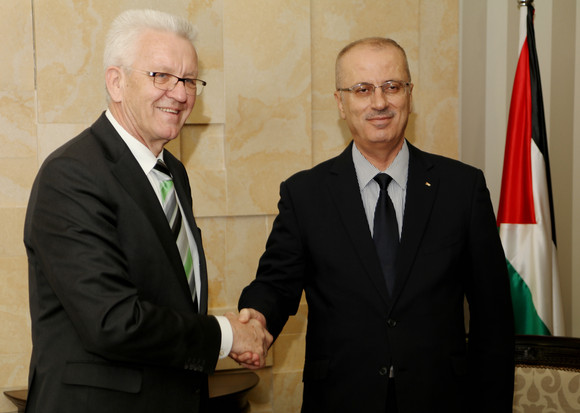 DELEGATIONSREISE Reise nach Israel und in die Palästinensischen Gebiete Ministerpräsident Winfried Kretschmann (l.) und der Premierminister des Staates Palästina und der Palästinensischen Autonomiegebiete, Rami Hamdallah (r.)
