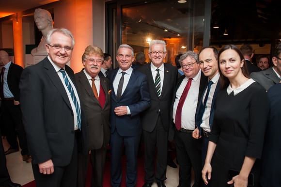 Europa Neujahrsempfang in der Landesvertretung in Brüssel Gruppenbild mit Ministerpräsident Winfried Kretschmann (M.) und Minister Thomas Strobl (3.v.l.)(Foto: © Vertretung des Landes Baden-Württemberg bei der Europäischen Union/FKPH)