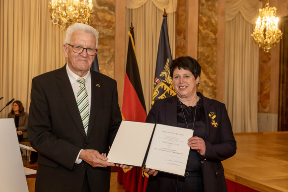 Auszeichnung Verdienstorden des Landes an 21 verdiente Persönlichkeiten Ministerpräsident Winfried Kretschmann (l.) und Christa Fuchs (r.)