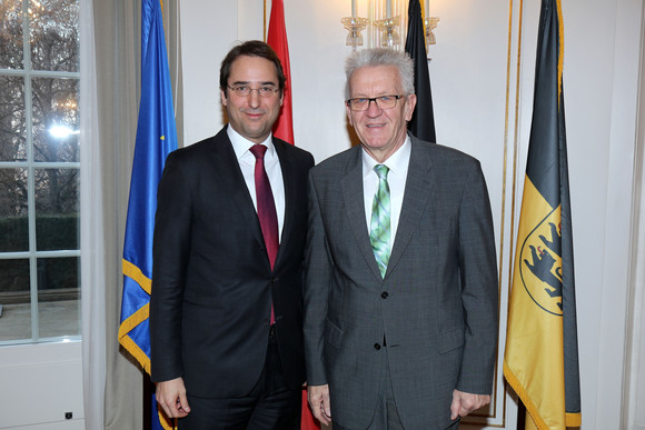 Antrittsbesuch Kretschmann empfängt österreichischen Botschafter Ministerpräsident Winfried Kretschmann (r.) und der österreichische Botschafter Dr. Nikolaus Marschik (l.)