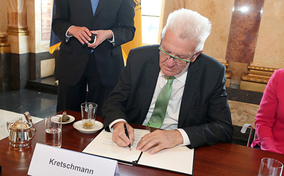 Ausbildung Neues Ausbildungsbündnis unterzeichnet Winfried Kretschmann, Ministerpräsident von Baden-Württemberg, bei der Unterzeichnung des Bündnisses (Bild: Staatsministerium Baden-Württemberg)