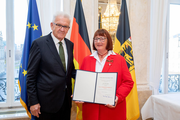 Tag des Ehrenamtes Kretschmann würdigt besonderes ehrenamtliches Engagement Ministerpräsident Winfried Kretschmann (l.) und Erika Maier (r.) (Bild: Staatsministerium Baden-Württemberg)